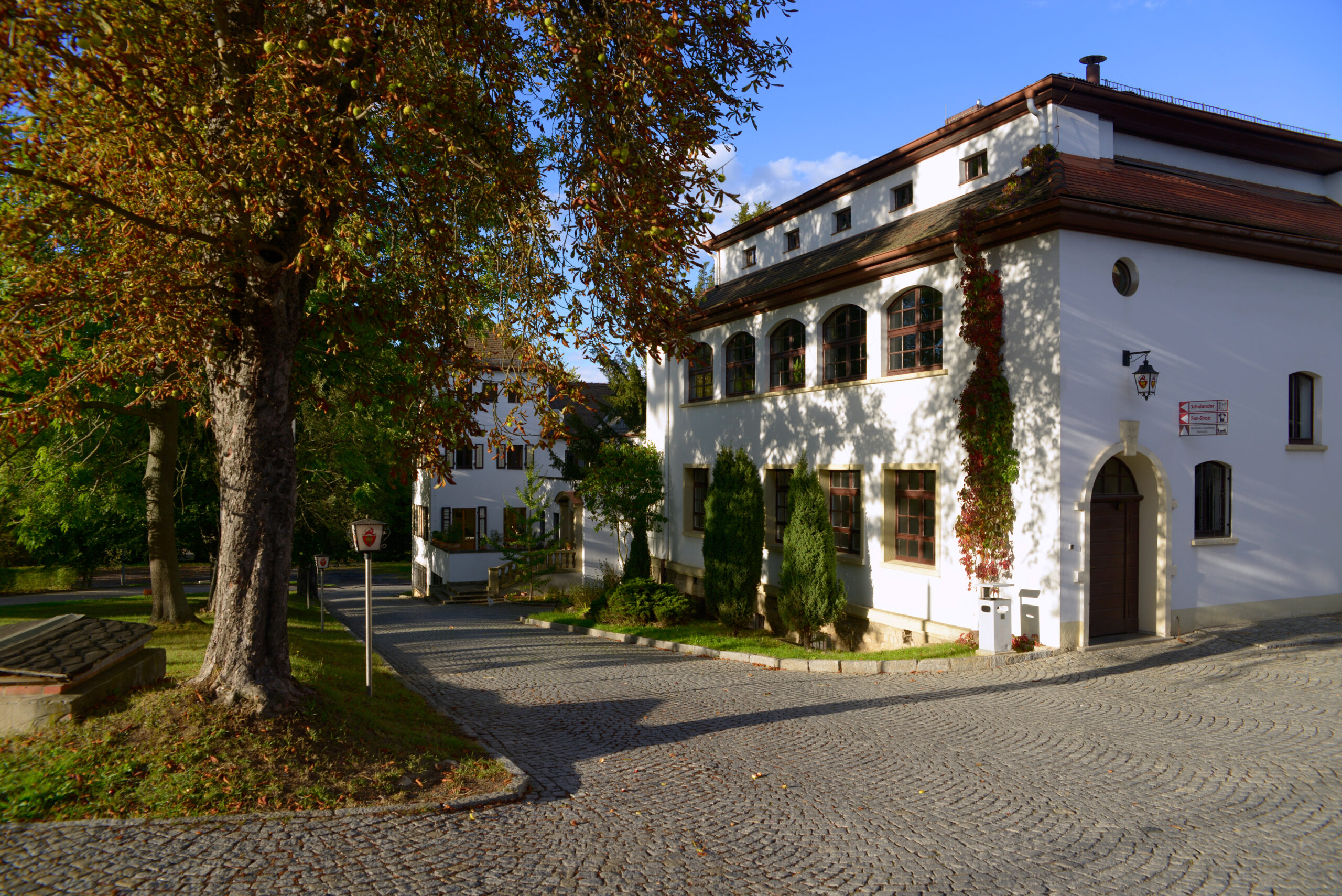 Ad Bild zeigt den Veranstaltungsraum Schalander der rosenbrauerei Pößneck an einbem sonnigen Tag von aussen.